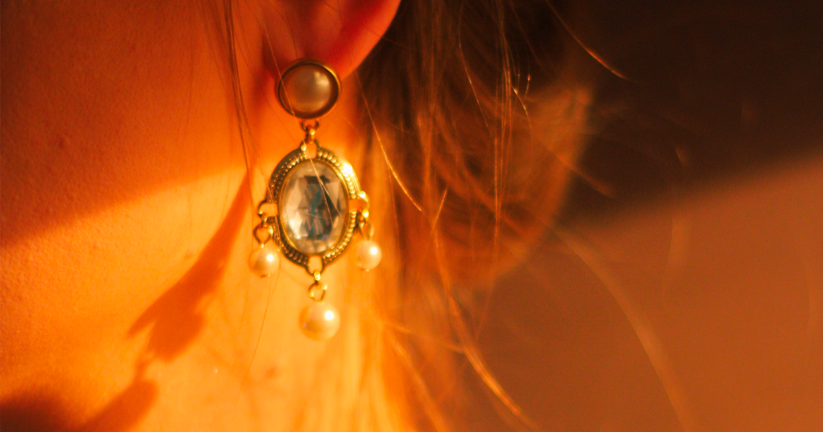 Kvinde med ørering.